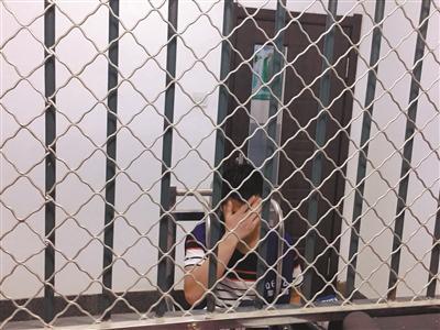 月薪五七千不够花 俩修车工半夜盗汽车电瓶被抓