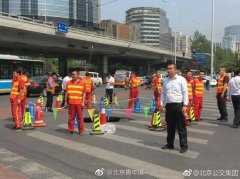 京广桥附近塌陷 多条公交线受影响(图)