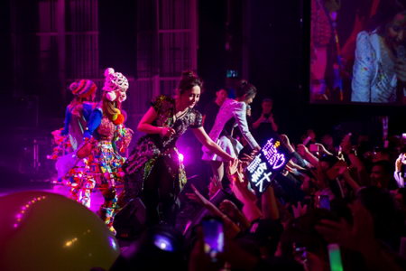 TWINS����Ѳ�ݱ�������վ �˱����׶�SONY CENTRE