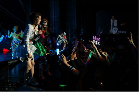 TWINS����Ѳ�ݱ�������վ �˱����׶�SONY CENTRE