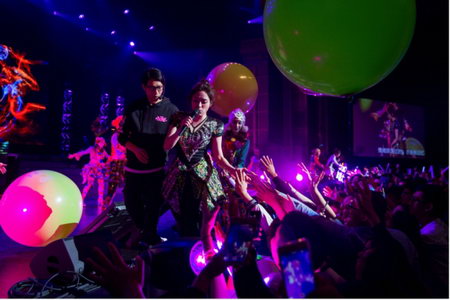 TWINS����Ѳ�ݱ�������վ �˱����׶�SONY CENTRE