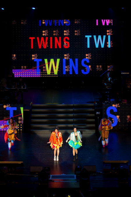 TWINS����Ѳ�ݱ�������վ �˱����׶�SONY CENTRE