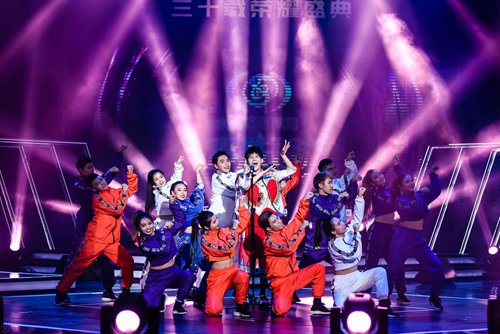 大张伟演唱《阳光彩虹小白马》