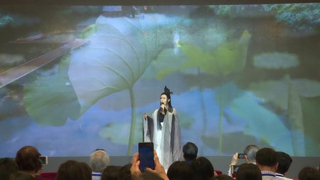 赵净颐放歌人民大会堂 用歌声彰显国学魅力